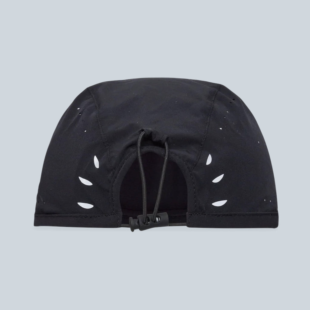 Vue arrière de la casquette de running noire Saison en nylon extensible avec cordon de serrage réglable
