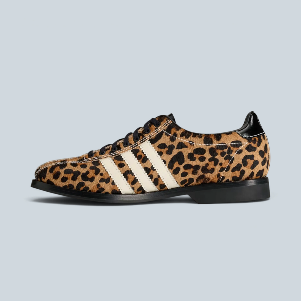 Chaussure de bowling Saison x adidas en cuir et textile à motif léopard avec trois bandes blanches et semelle noire