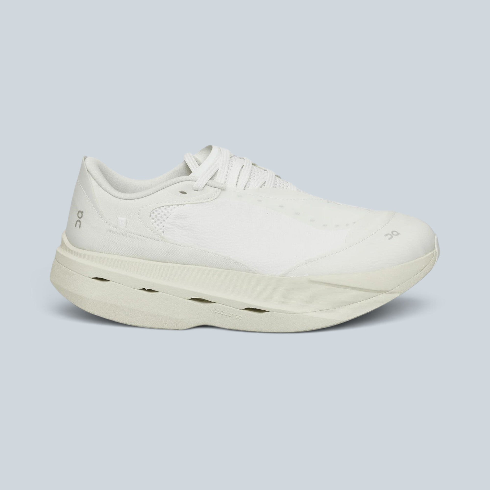 Chaussures de running Saison On Cloudboom Volt PAF blanches avec empeigne en mesh et semelle épaisse Helion