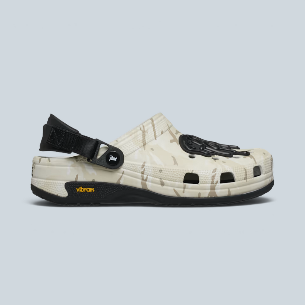 Sabot Saison Classic Clog blanc cassé avec motif camouflage, bride arrière noire ajustable et semelle Vibram