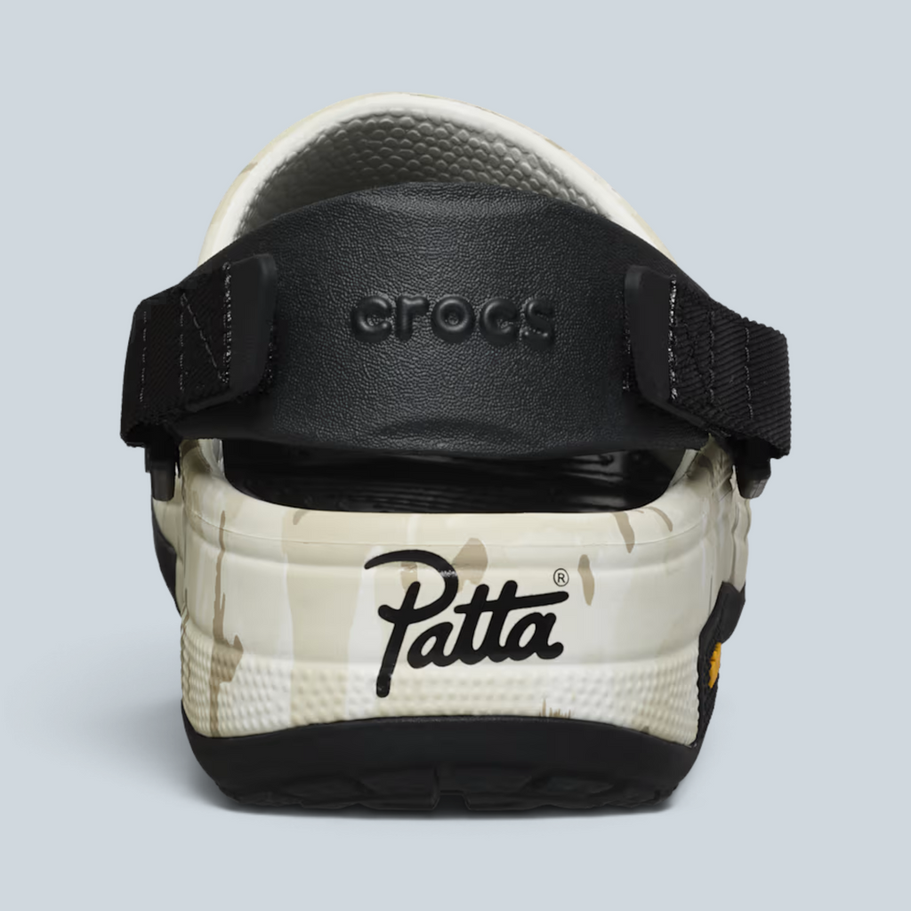 Sabot Saison Classic Clog blanc cassé avec bride arrière noire ajustable et logo Patta visible à l'arrière