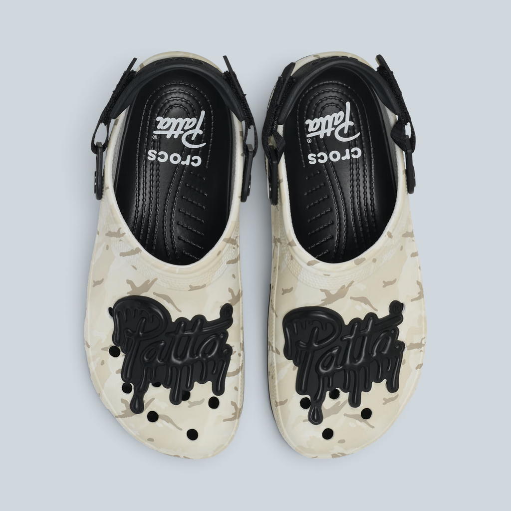 Sabots Saison Classic Clog blanc cassé avec motif camouflage, semelle intérieure noire et logo Patta en relief
