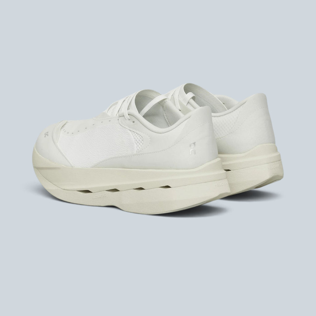 Chaussures de running Saison Cloudboom Volt PAF blanches avec semelle épaisse Helion et mesh technique respirant