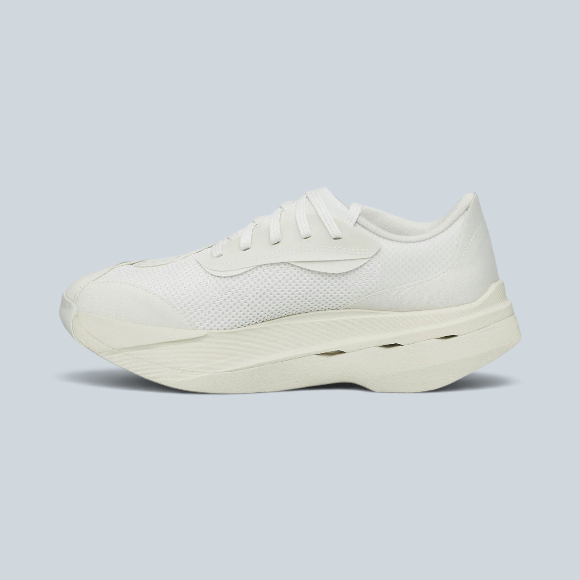 Chaussures de running Saison Cloudboom Volt PAF blanches avec empeigne en mesh technique et semelle épaisse