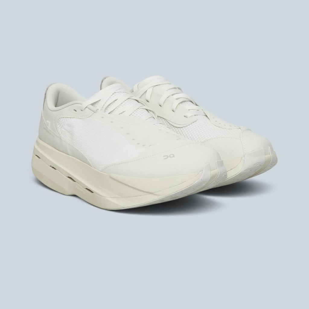 Chaussures de running Saison Cloudboom Volt PAF blanches et grises avec empeigne en mesh et semelle Helion