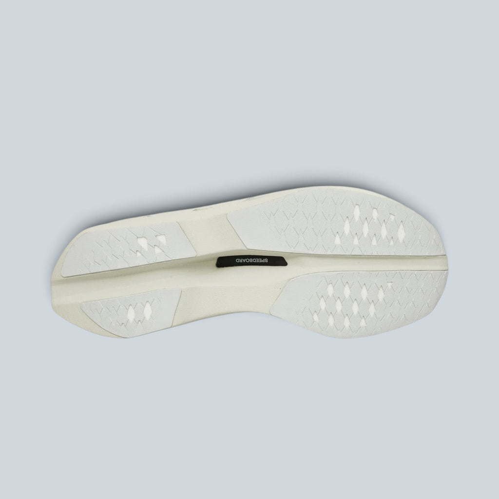 Semelle extérieure blanche et grise de la chaussure de running Saison Cloudboom Volt PAF avec plaque Speedboard visible