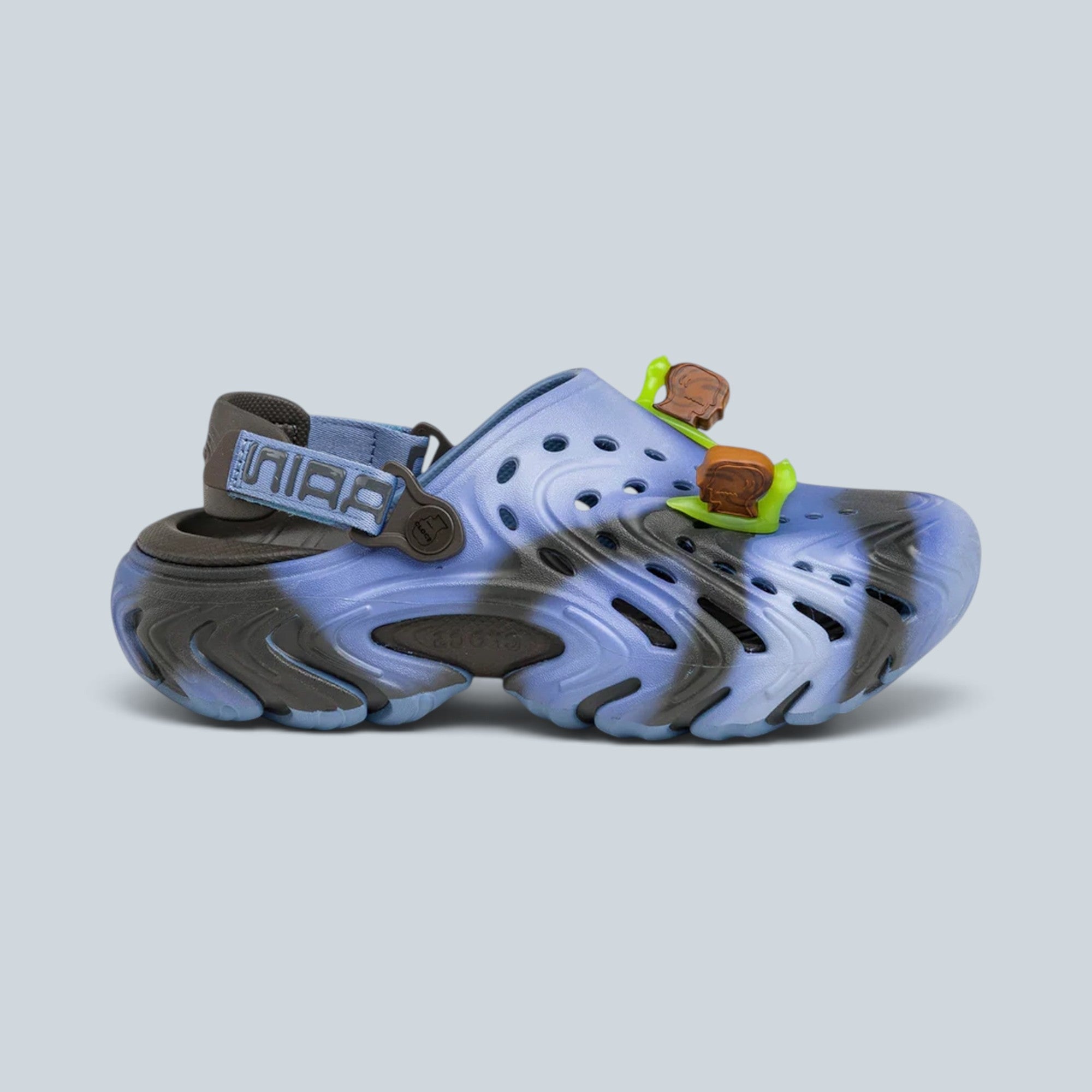Sabot Saison Crocs Echo 2 bleu et noir en collaboration avec Brain Dead avec détails décoratifs verts et marron