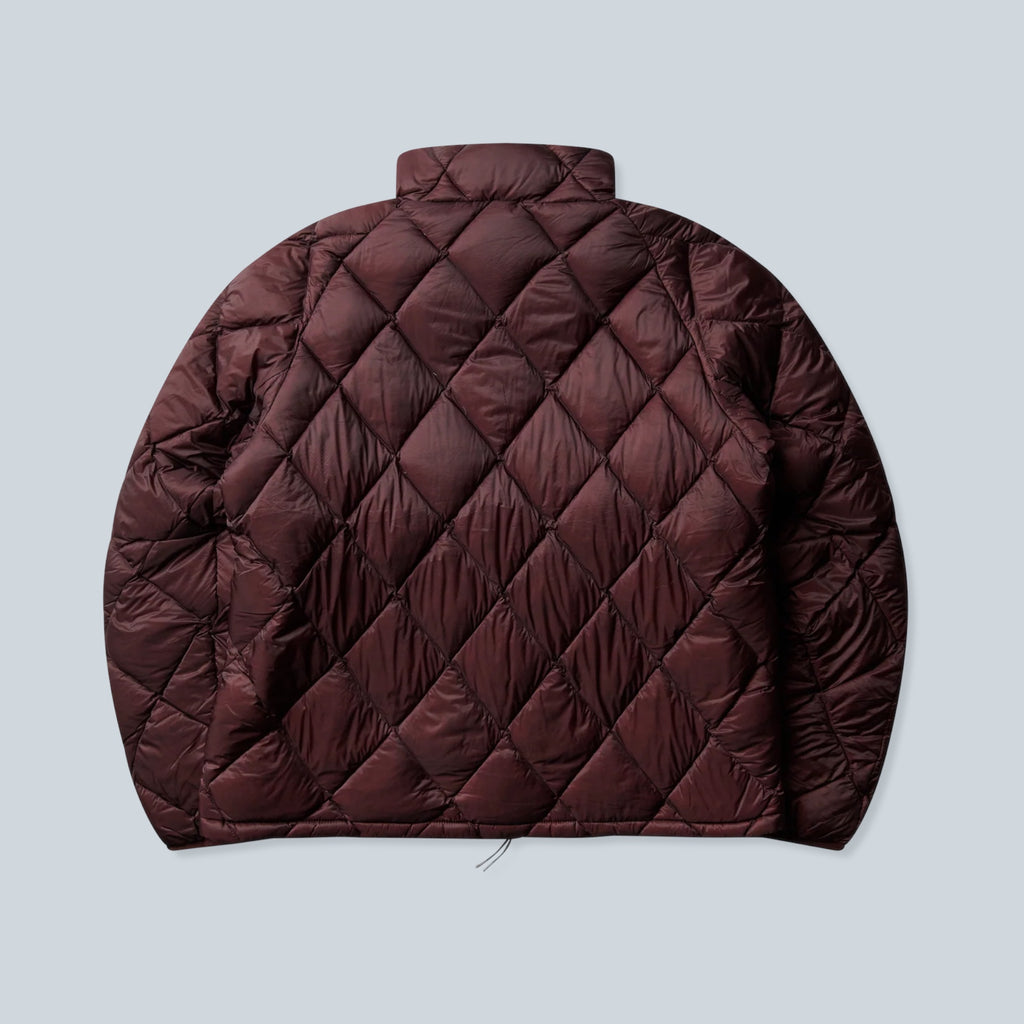 Doudoune Saison Nuna bordeaux en nylon avec matelassage en losanges et garnissage en duvet de canard, vue dos