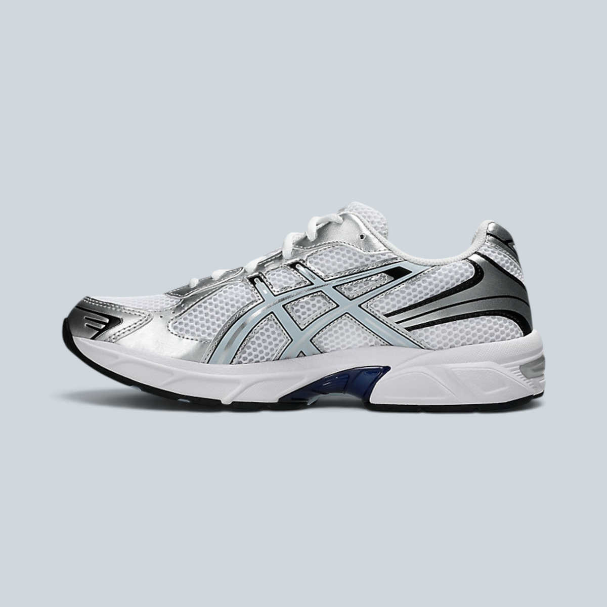 Baskets Saison GEL 1130 blanches et argentées avec tige en mesh respirant et amorti GEL au talon, vue latérale
