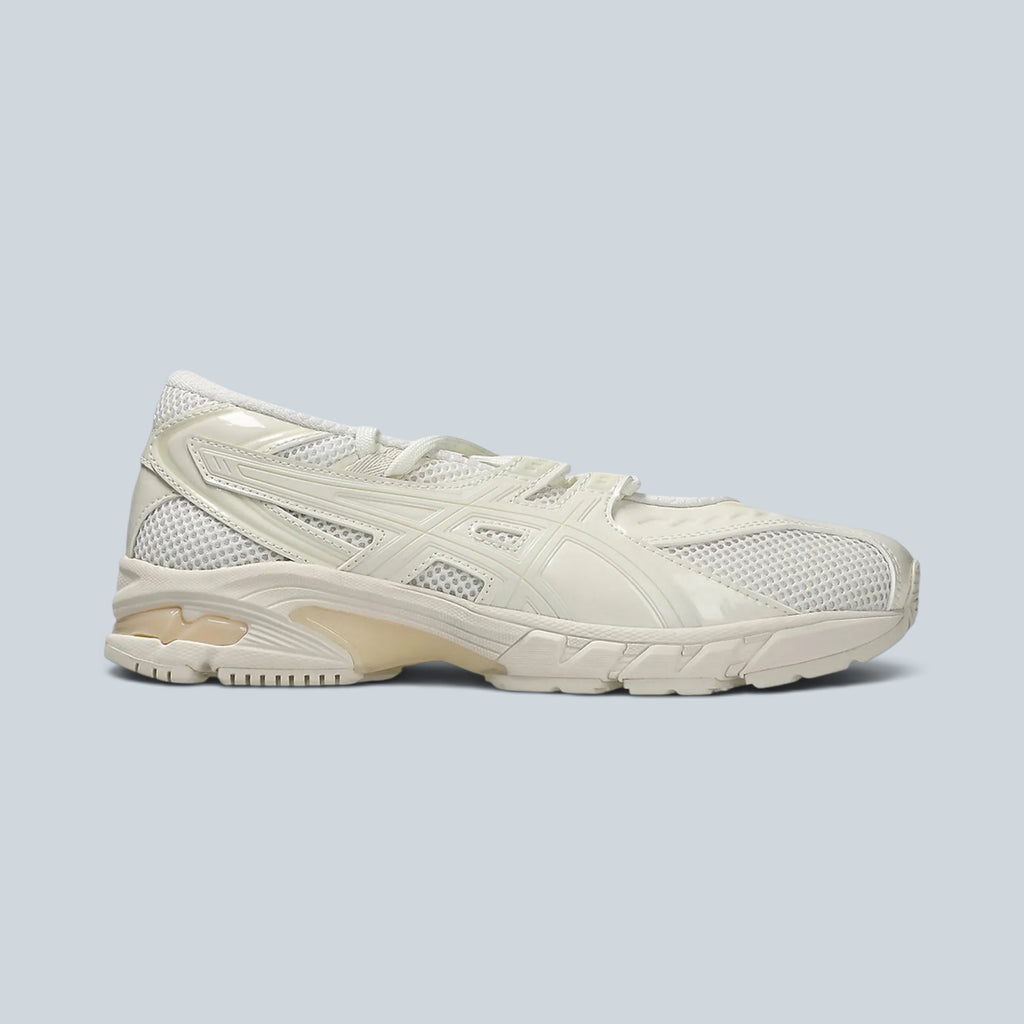 Baskets Saison GEL-DS TRAINER SP couleur crème et vanille avec empeigne en mesh et détails synthétiques métallisés