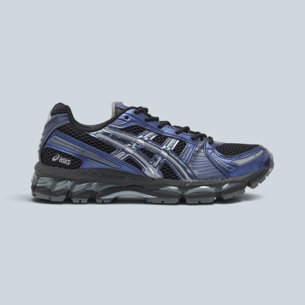 Baskets Saison GEL-KAYANO 12.1 noires et grises avec tige en mesh respirant et amorti GEL technique