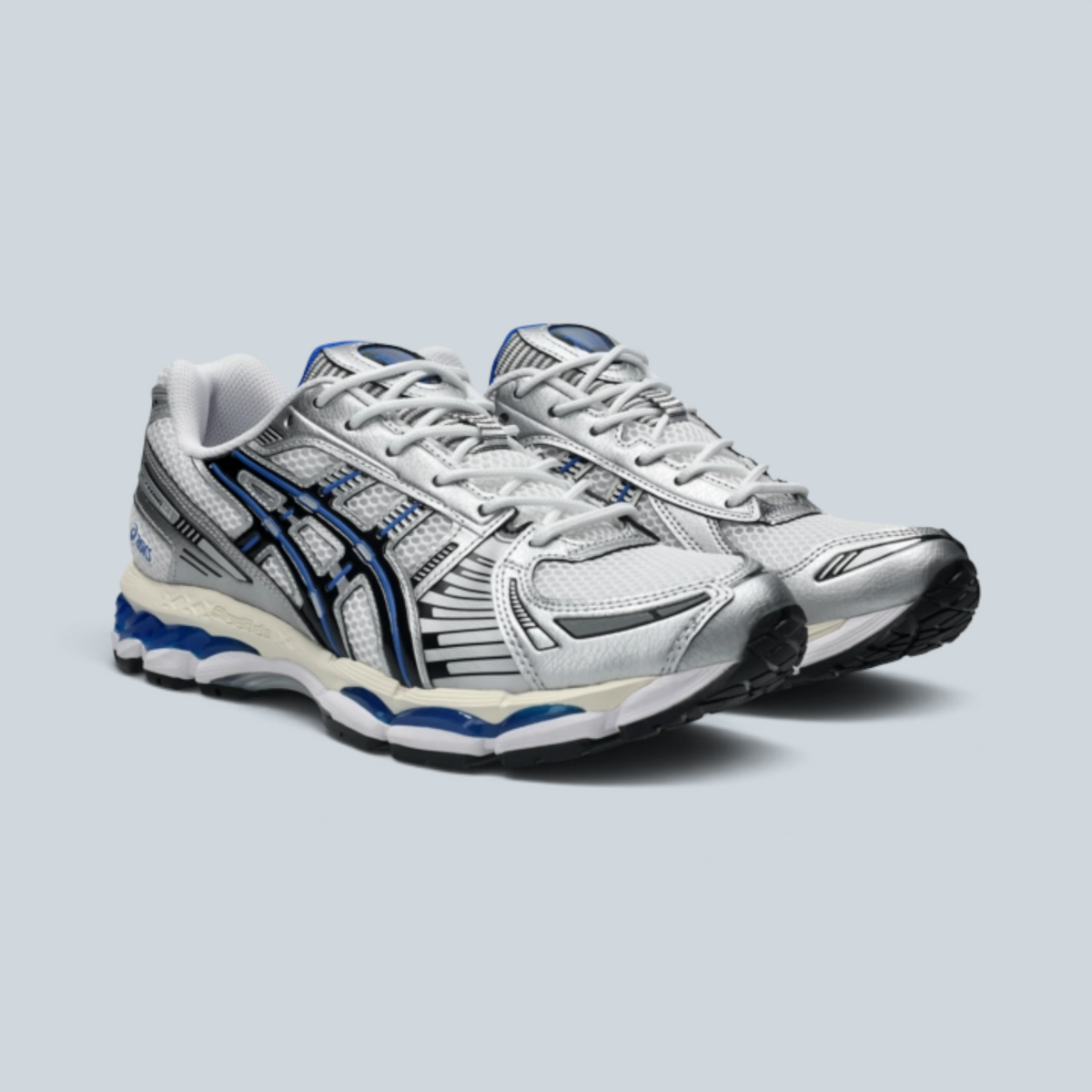 Baskets de running Saison GEL-KAYANO 12.1 en mesh blanc et argent avec détails noirs et bleus, style années 2000.