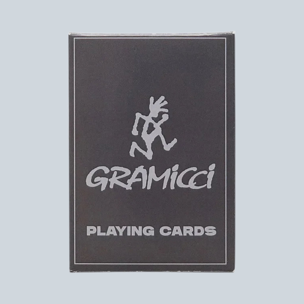 Jeu de cartes Saison Gramicci noir avec logo Running Man blanc sur l'étui en papier