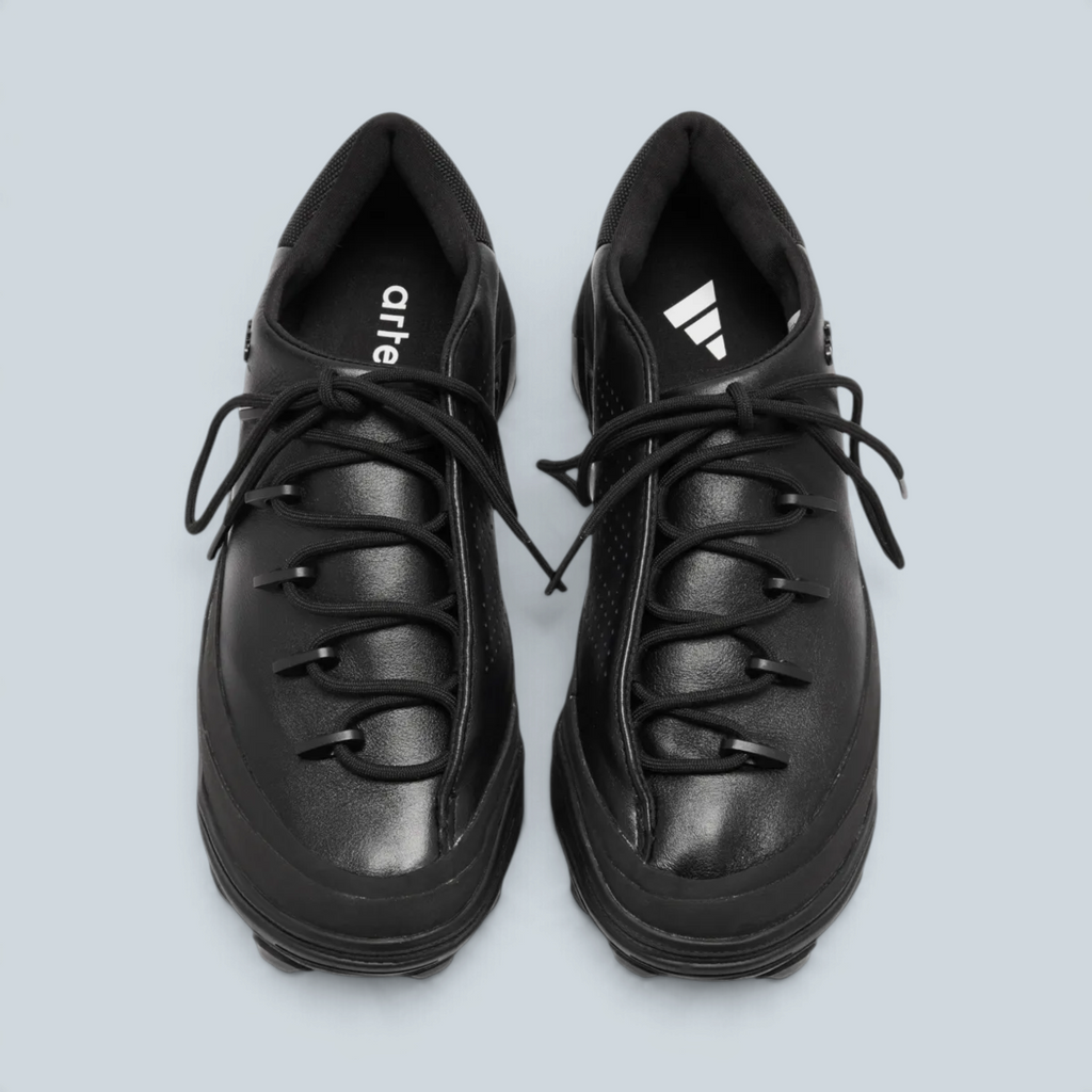 Baskets Saison GSG9 en textile recyclé noir avec détails métalliques, collaboration Arte Antwerp pour adidas