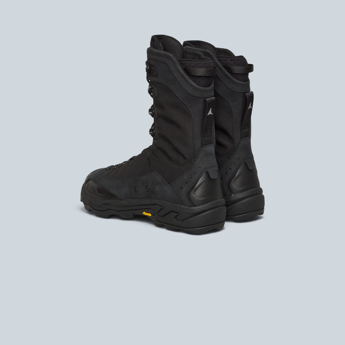 Bottes montantes noires Saison Hoggar en polyamide et cuir avec semelle crantée robuste vue de trois-quarts arrière
