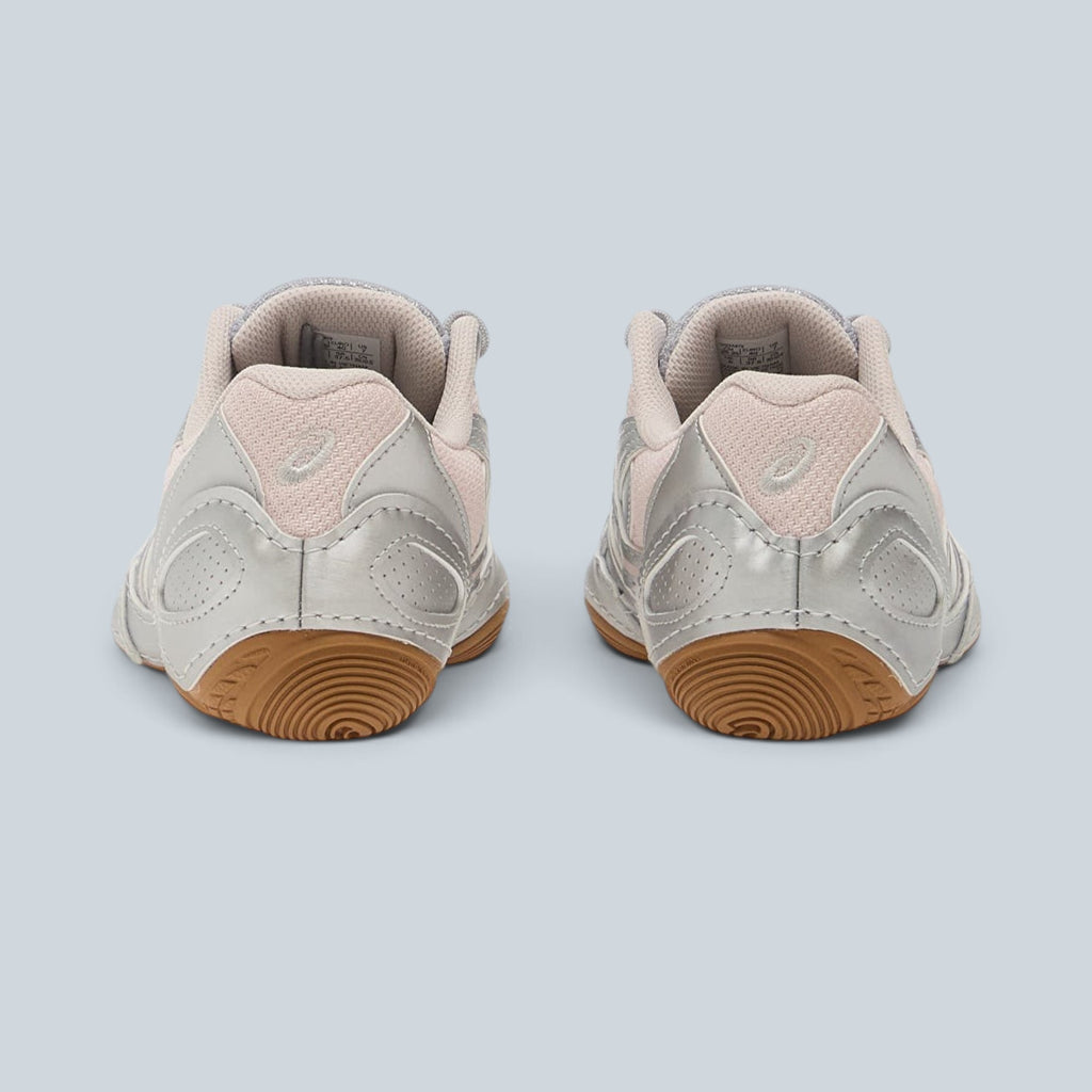 Vue arrière des baskets Saison Hypersync en cuir et mesh gris et rose avec semelle en caoutchouc texturée.