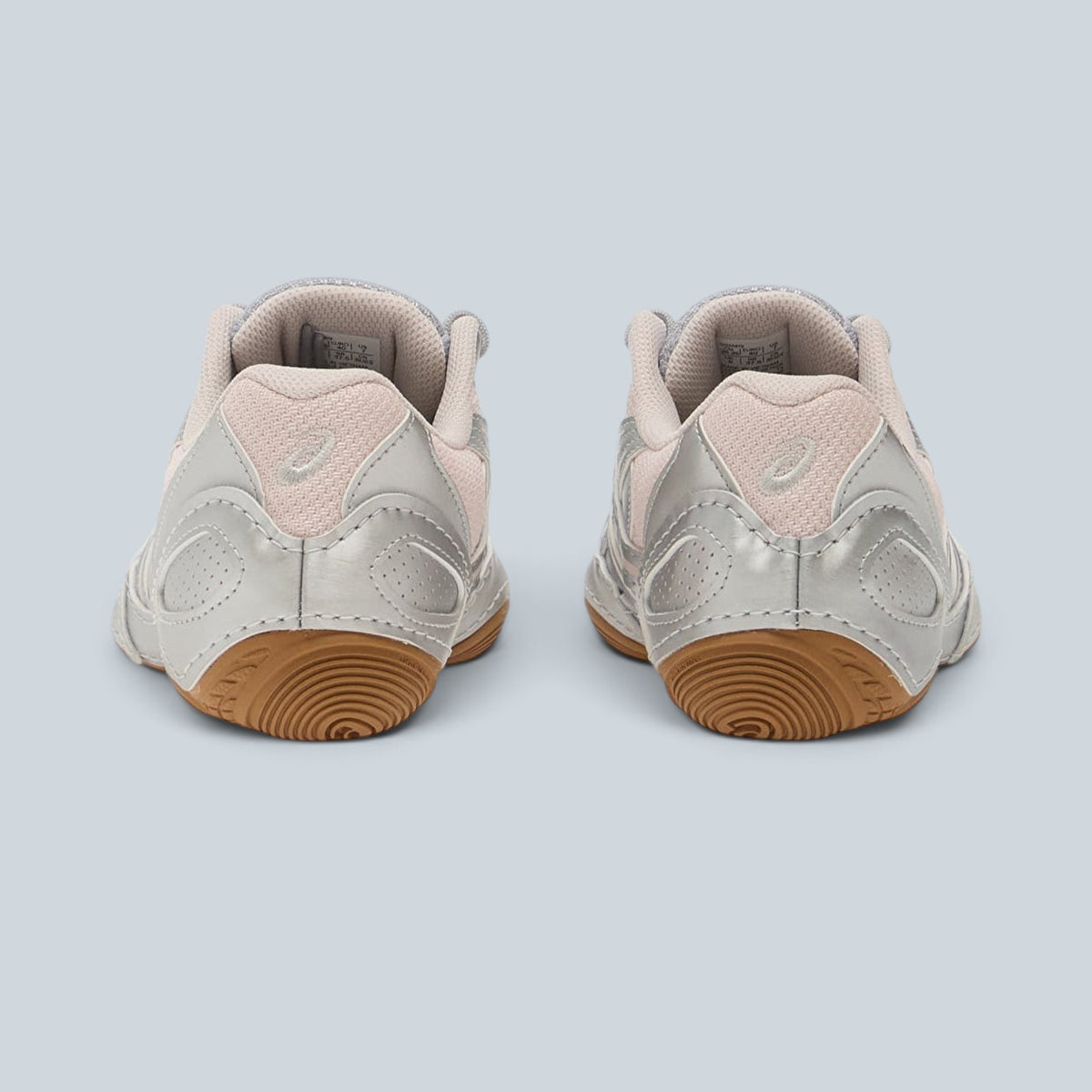 Vue arrière des baskets Saison Hypersync en cuir et mesh gris et rose avec semelle en caoutchouc texturée.
