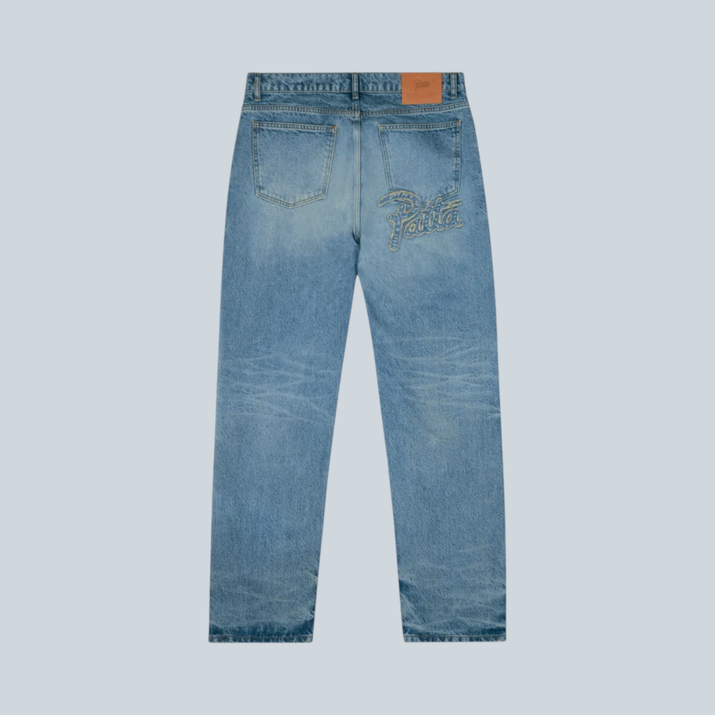 Jean droit Saison Aqua Whiskers en denim bleu délavé avec broderie au dos et étiquette en cuir à la taille