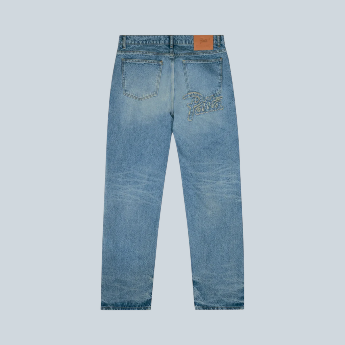 Jean droit Saison Aqua Whiskers en denim bleu délavé avec broderie au dos et étiquette en cuir à la taille