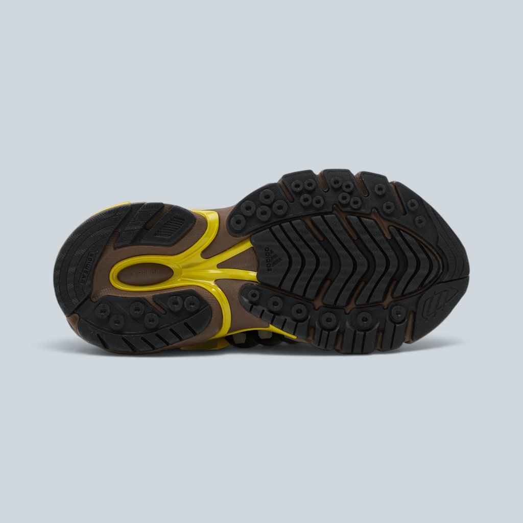 Semelle extérieure en caoutchouc noir et jaune de la sneaker Saison JELLYFISH, vue de dessous.