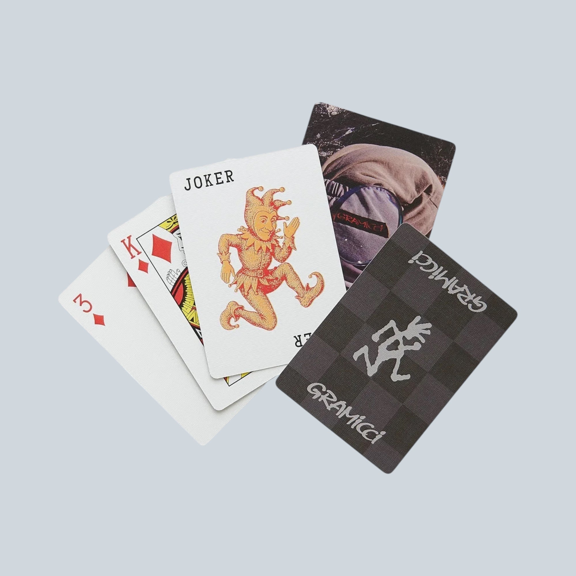 Jeu de cartes Saison Gramicci en papier avec illustration de joker et logo de la marque
