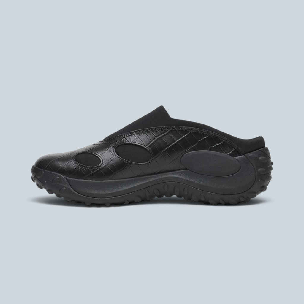 Mule Saison Jungle Trek RPT noire avec texture façon croco, talon ouvert et semelle crantée robuste