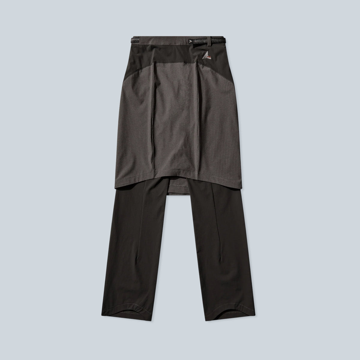 Jupe-short Saison Simi couleur graphite en nylon et élasthanne avec superposition texturée et ceinture intégrée