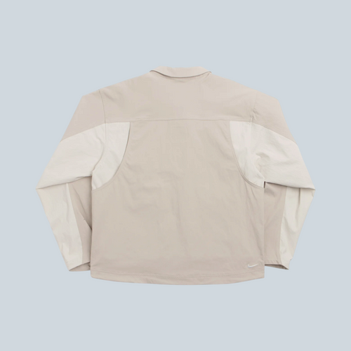 Vue arrière de la veste Saison Nike ACG UV Smith Summit beige et crème en toile déperlante avec logo Swoosh brodé