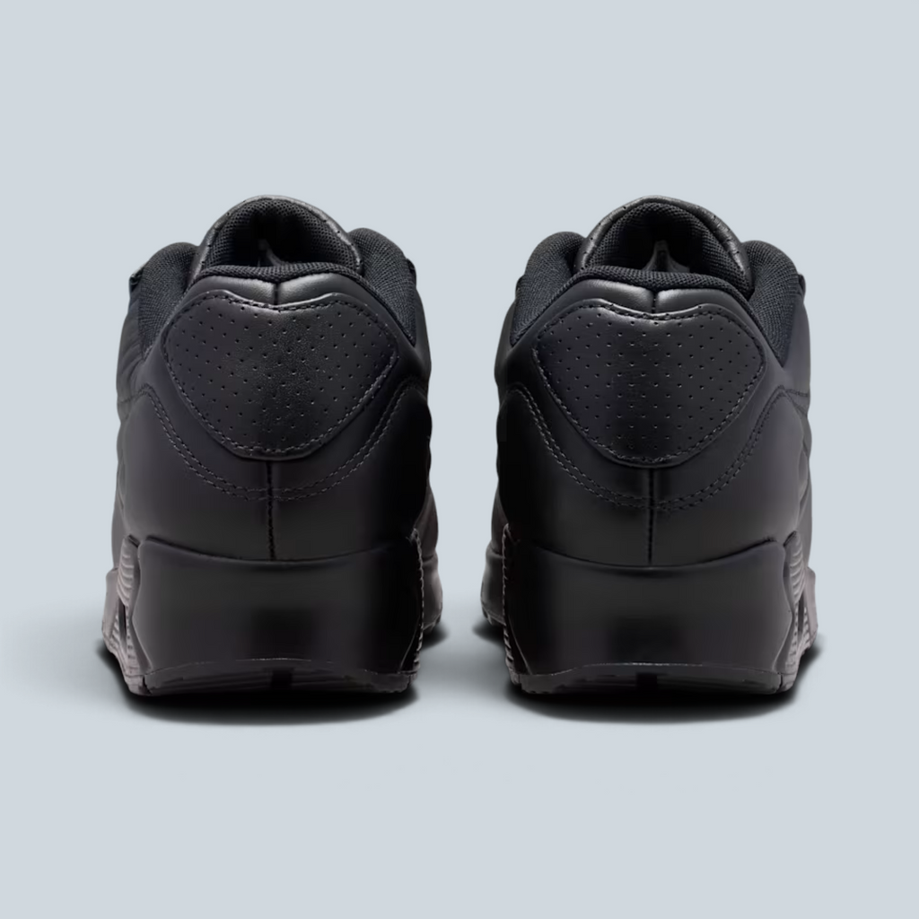 Vue arrière des baskets Saison Nike Air Max 90 SP noires avec amorti Max Air visible et semelle extérieure gaufrée.