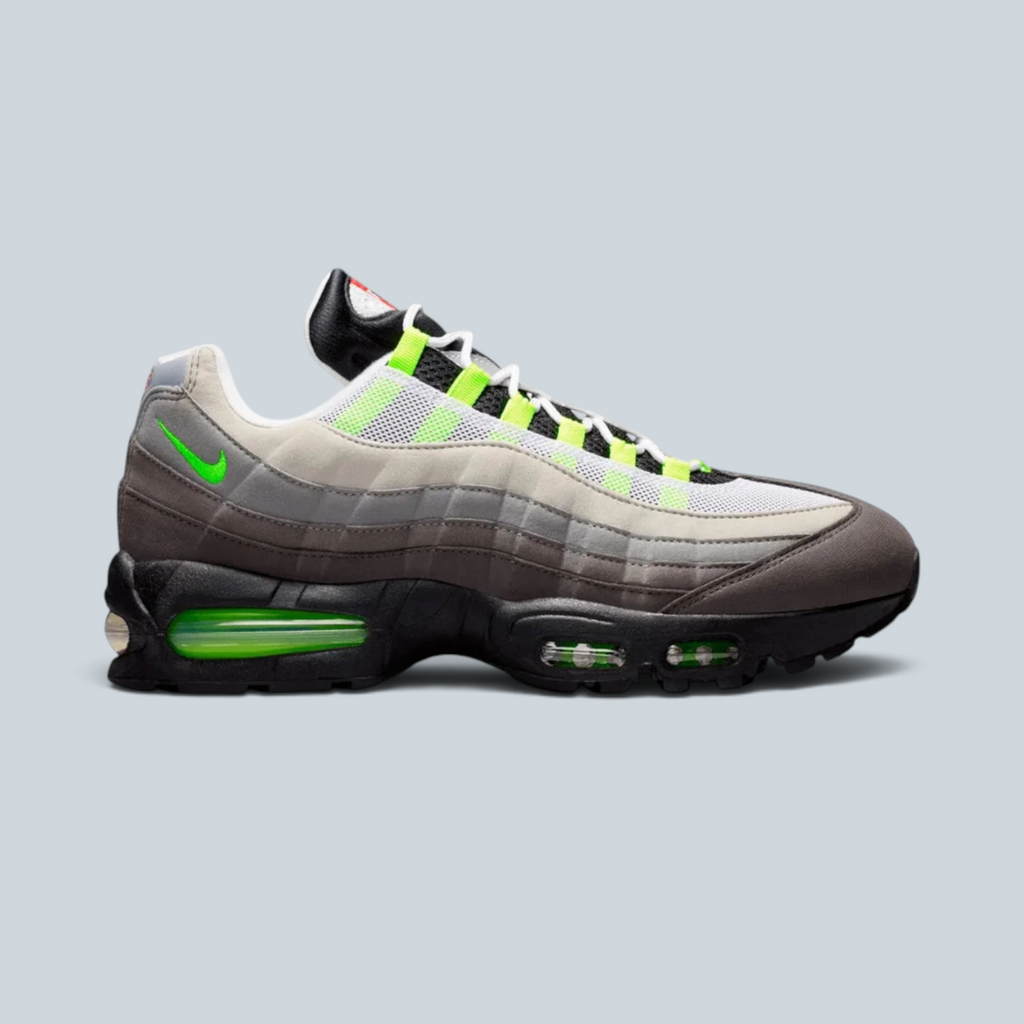 Baskets Saison Nike Air Max 95 Greedy avec empeigne en daim et mesh, détails vert volt et unité Big Bubble visible