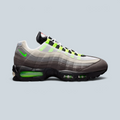 Baskets Saison Nike Air Max 95 Greedy avec empeigne en daim et mesh, détails vert volt et unité Big Bubble visible