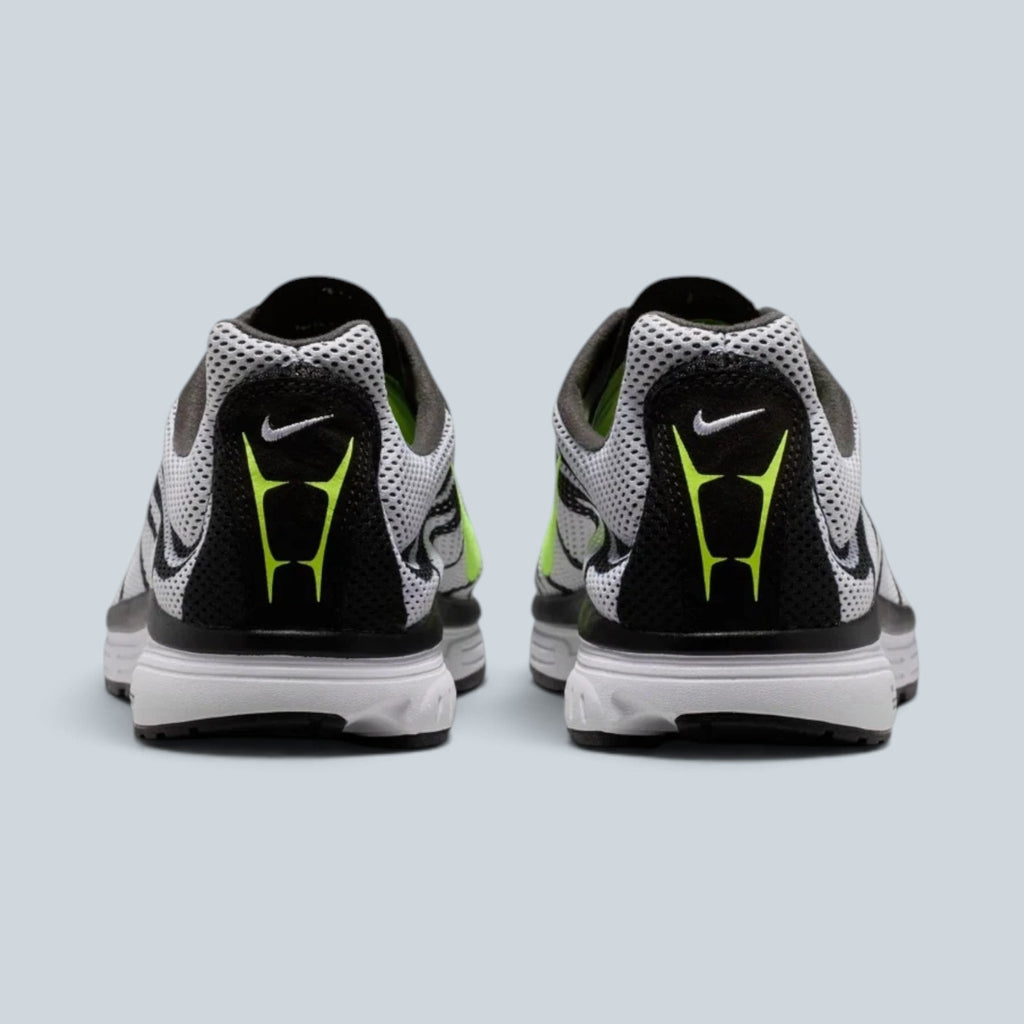 Vue arrière des baskets Saison Nike Zoom Streak 3 blanches et noires avec détails vert fluo