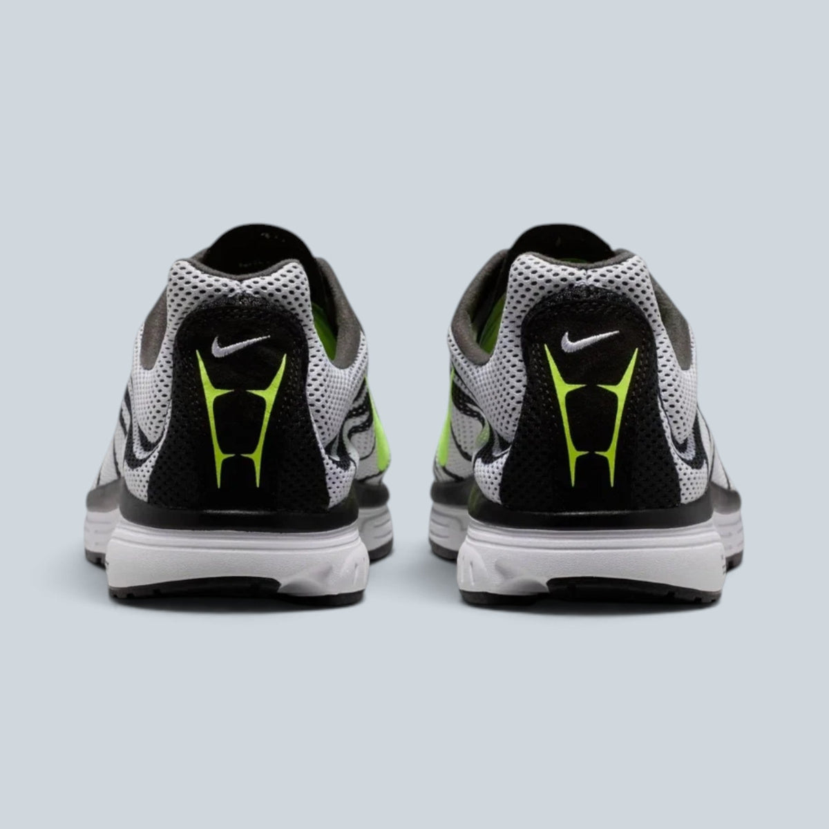 Vue arrière des baskets Saison Nike Zoom Streak 3 blanches et noires avec détails vert fluo