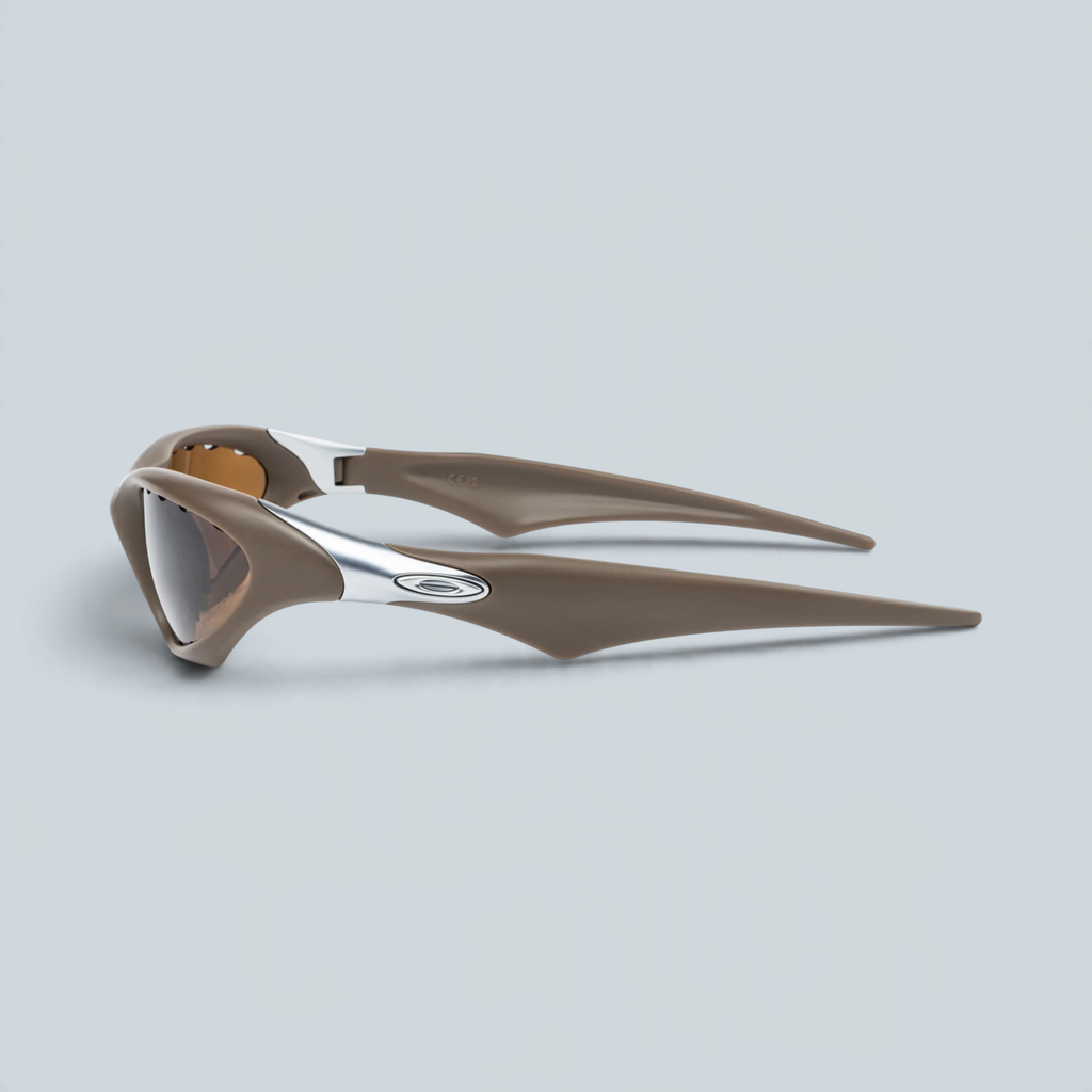 Lunettes de soleil Saison Oakley x Satisfy Scar Falcon avec monture marron et verres Prizm Tungsten ventilés