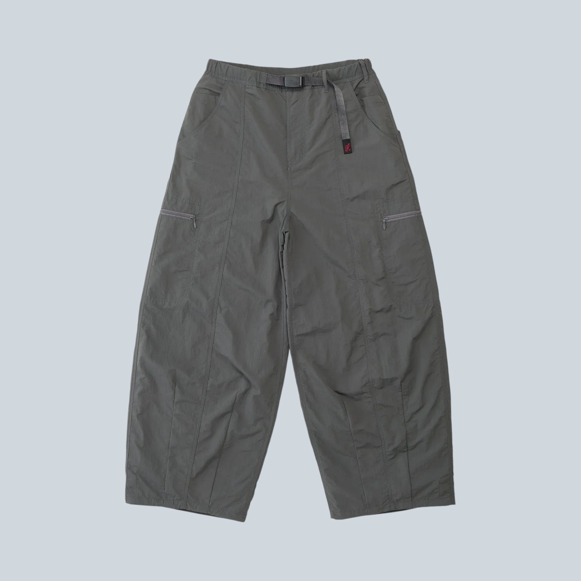 Pantalon balloon Saison en nylon recyclé couleur carbone avec ceinture intégrée et poches zippées