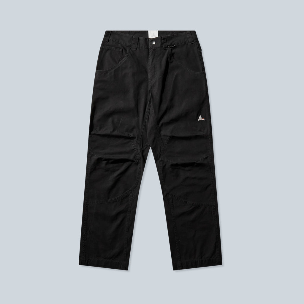 Pantalon Saison en coton ciré marron foncé avec coupe ajustée et détails de couture structurés