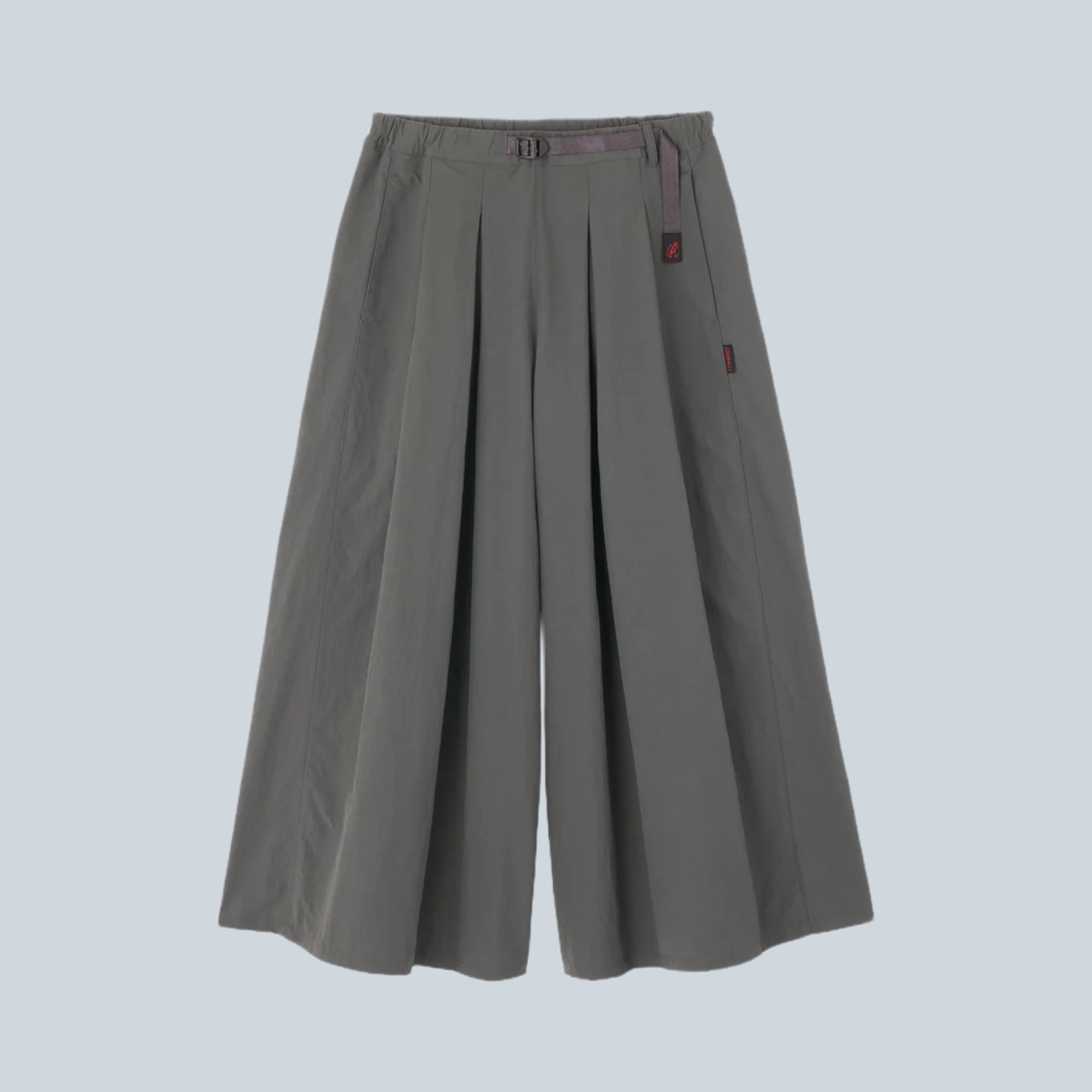 Pantalon évasé Saison en nylon recyclé couleur carbon avec ceinture intégrée et plis marqués