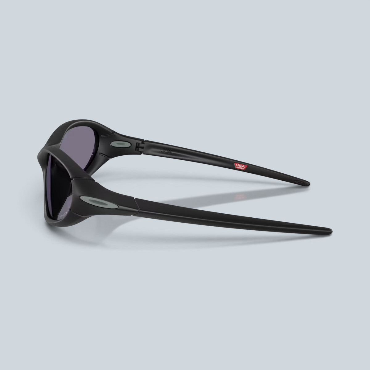 Lunettes de soleil Saison Portal Jacket avec monture noire mate et verres Prizm Grey, vue latérale