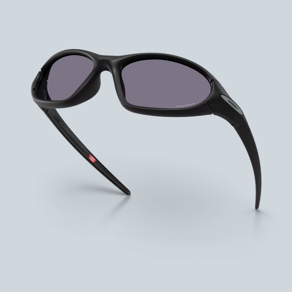 Lunettes de soleil Saison Portal Jacket avec monture noire mate et verres Prizm Grey enveloppants