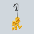 Porte-clés Saison en résine époxy jaune représentant une figurine de grimpeur avec un mousqueton noir