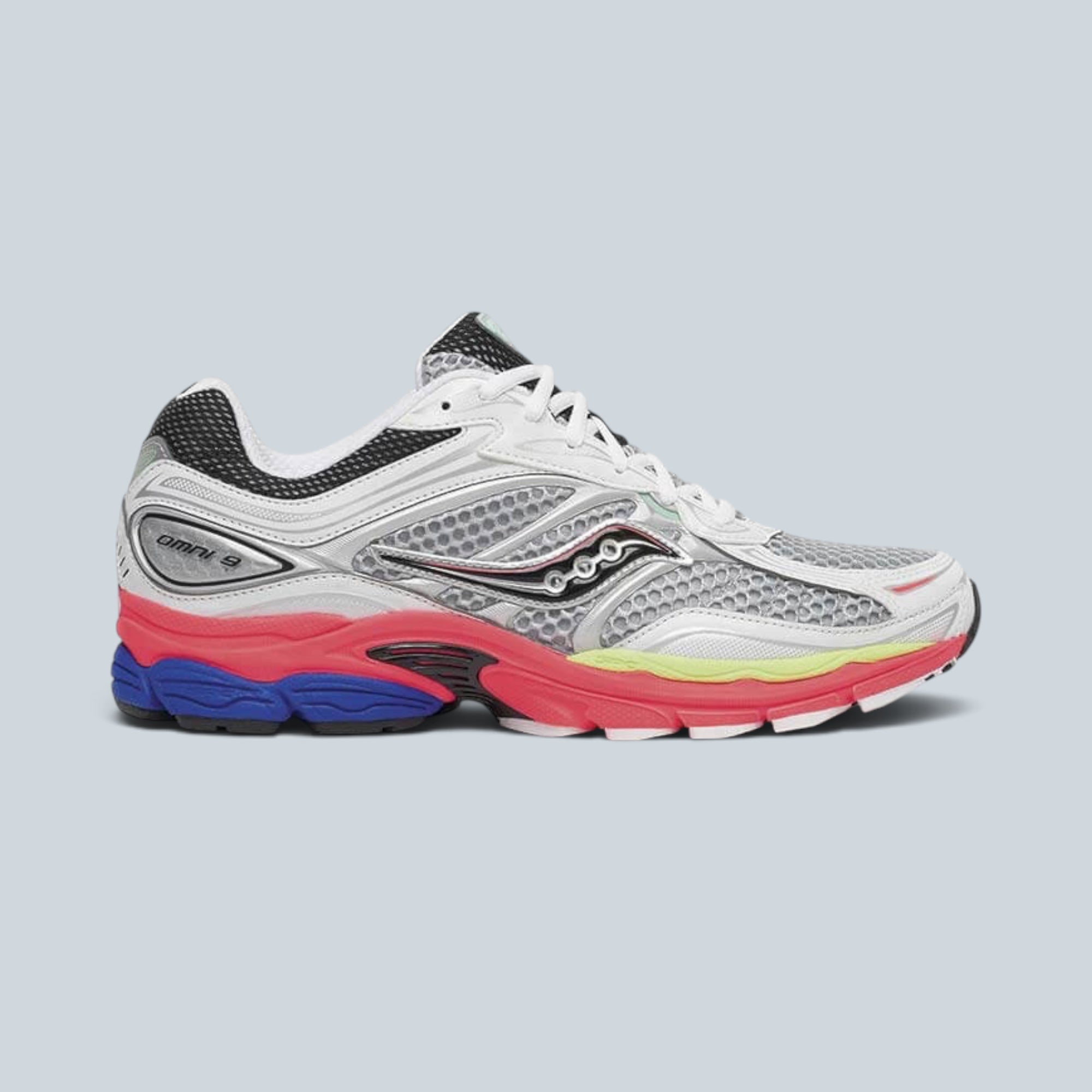 Baskets Saison Progrid Omni 9 blanches avec empiècements en suède, détails rouge Vizi Red et cage TPU au médiopied