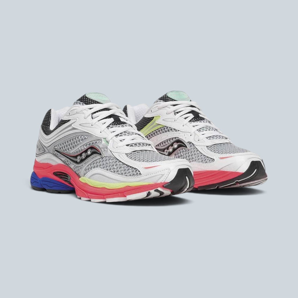Baskets Saison ProGrid Omni 9 blanches avec empiècements en suède, détails rouge Vizi Red et mesh technique