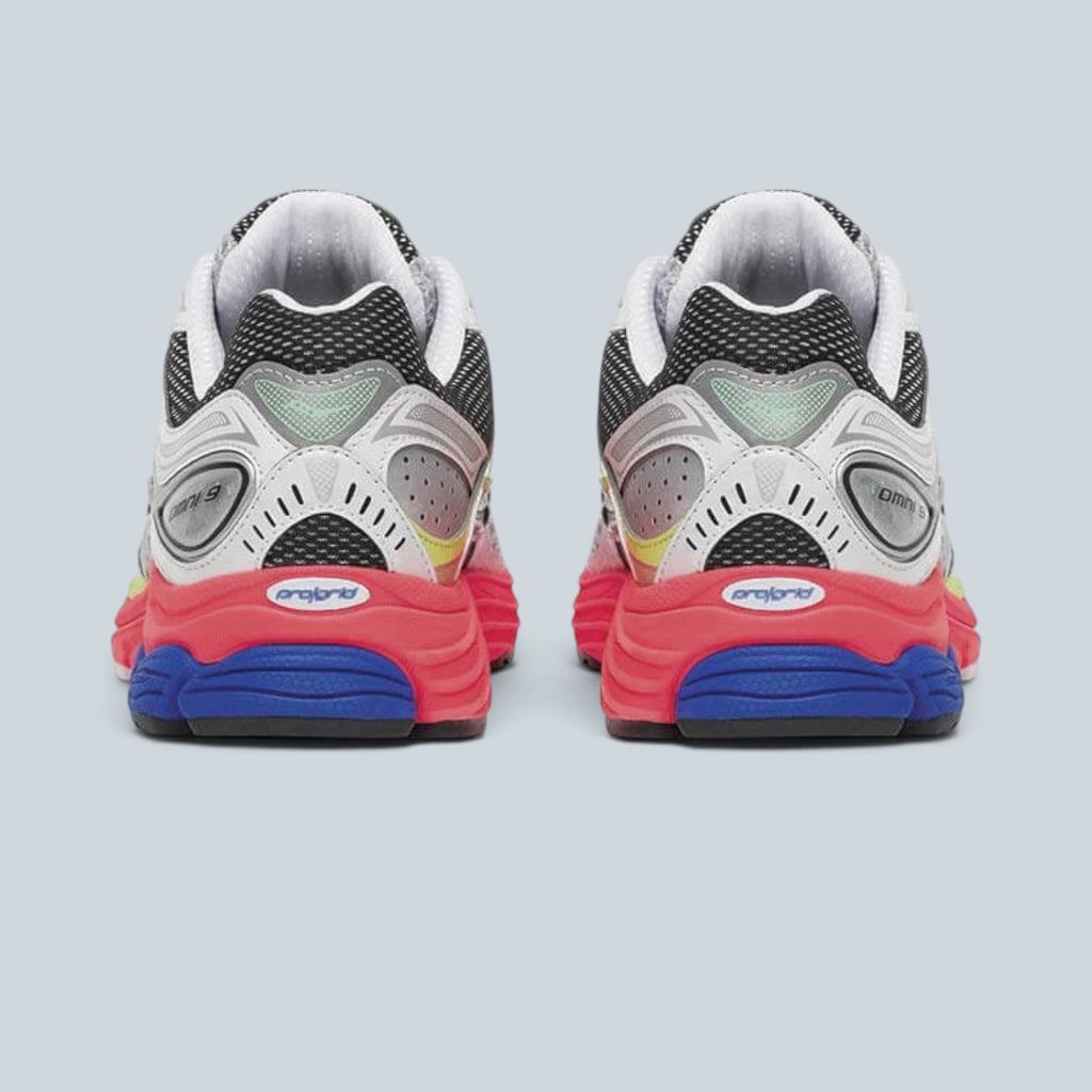 Vue arrière des baskets Saison Progrid Omni 9 blanches avec accents rouge Vizi Red, mesh, suède et détails réfléchissants