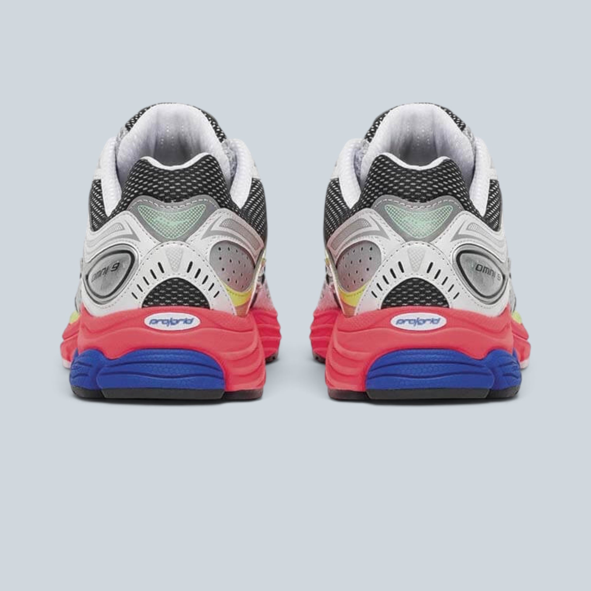 Vue arrière des baskets Saison Progrid Omni 9 blanches avec accents rouge Vizi Red, mesh, suède et détails réfléchissants