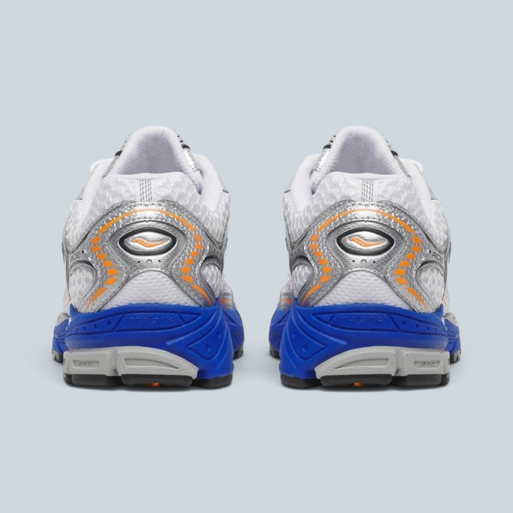 Vue arrière des baskets Saison Progrid Ride 1 blanches et orange avec détails réfléchissants et semelle bleue
