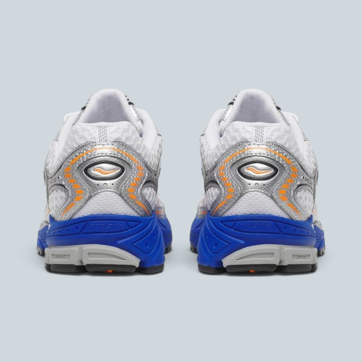 Vue arrière des baskets Saison Progrid Ride 1 blanches et orange avec détails réfléchissants et semelle bleue