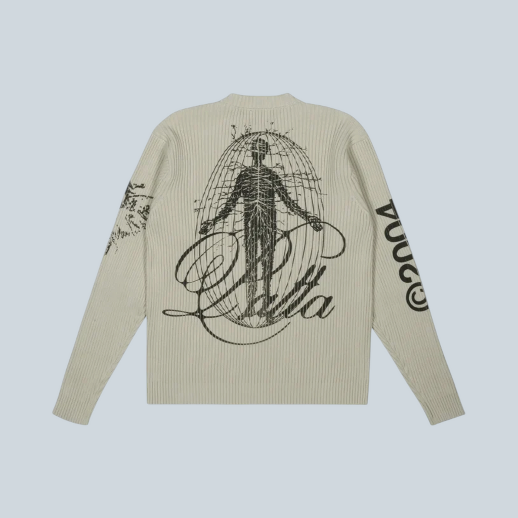 Pull en maille Saison Scorpio couleur Plaza Taupe avec motif graphique noir au dos et inscription 2004 sur la manche