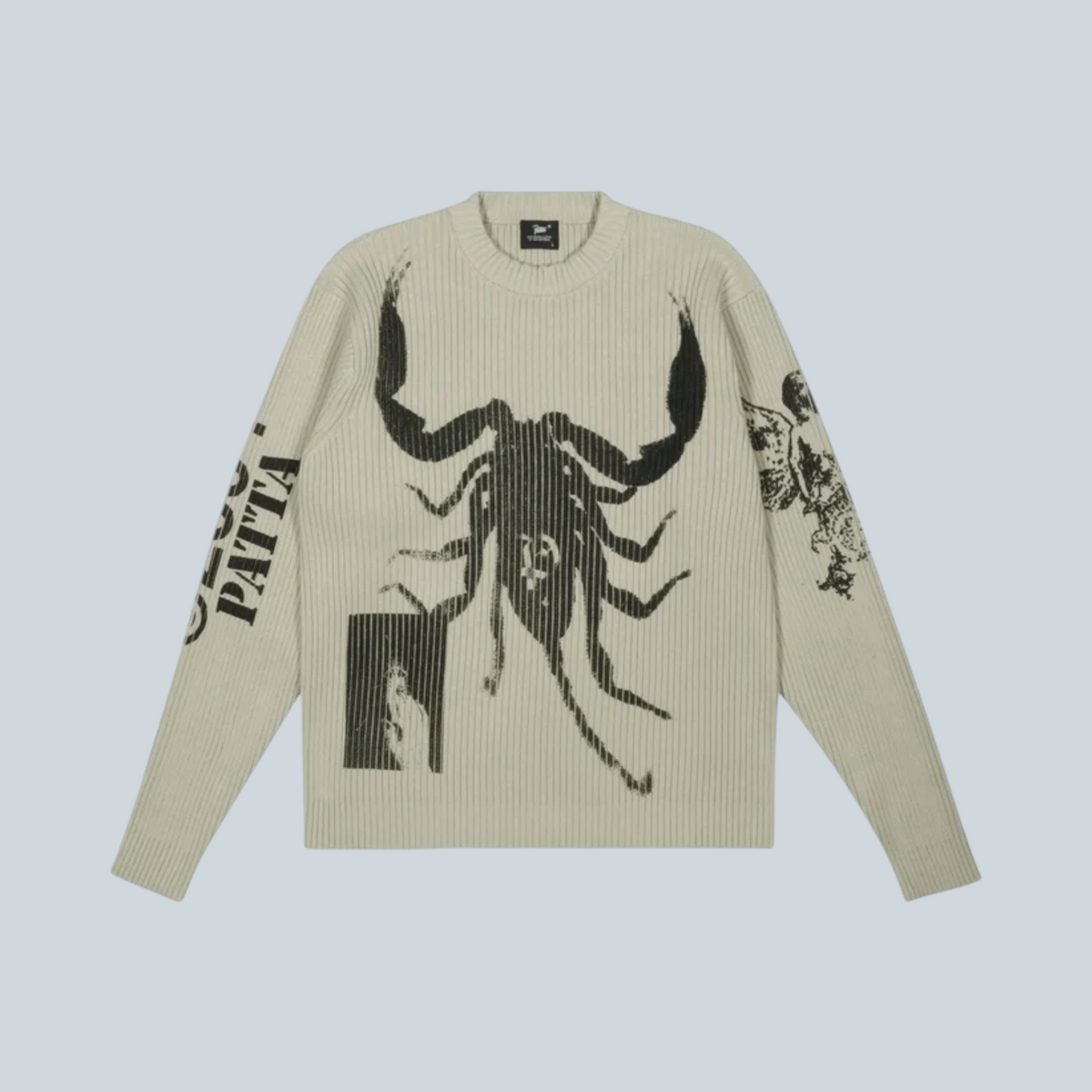 Pull en maille Saison Scorpio couleur Plaza Taupe avec motif scorpion noir sur le devant et texte sur la manche