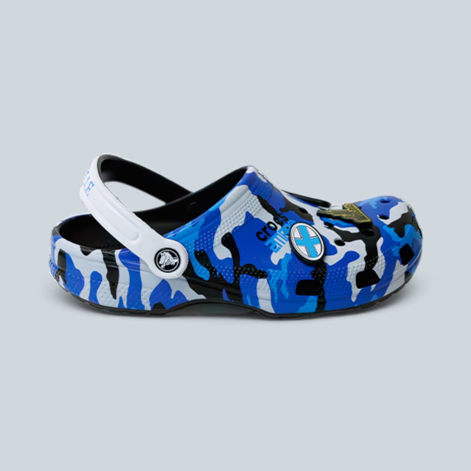 Sabot Saison Classic Clog bleu, noir et blanc avec motif camouflage et Jibbitz personnalisés