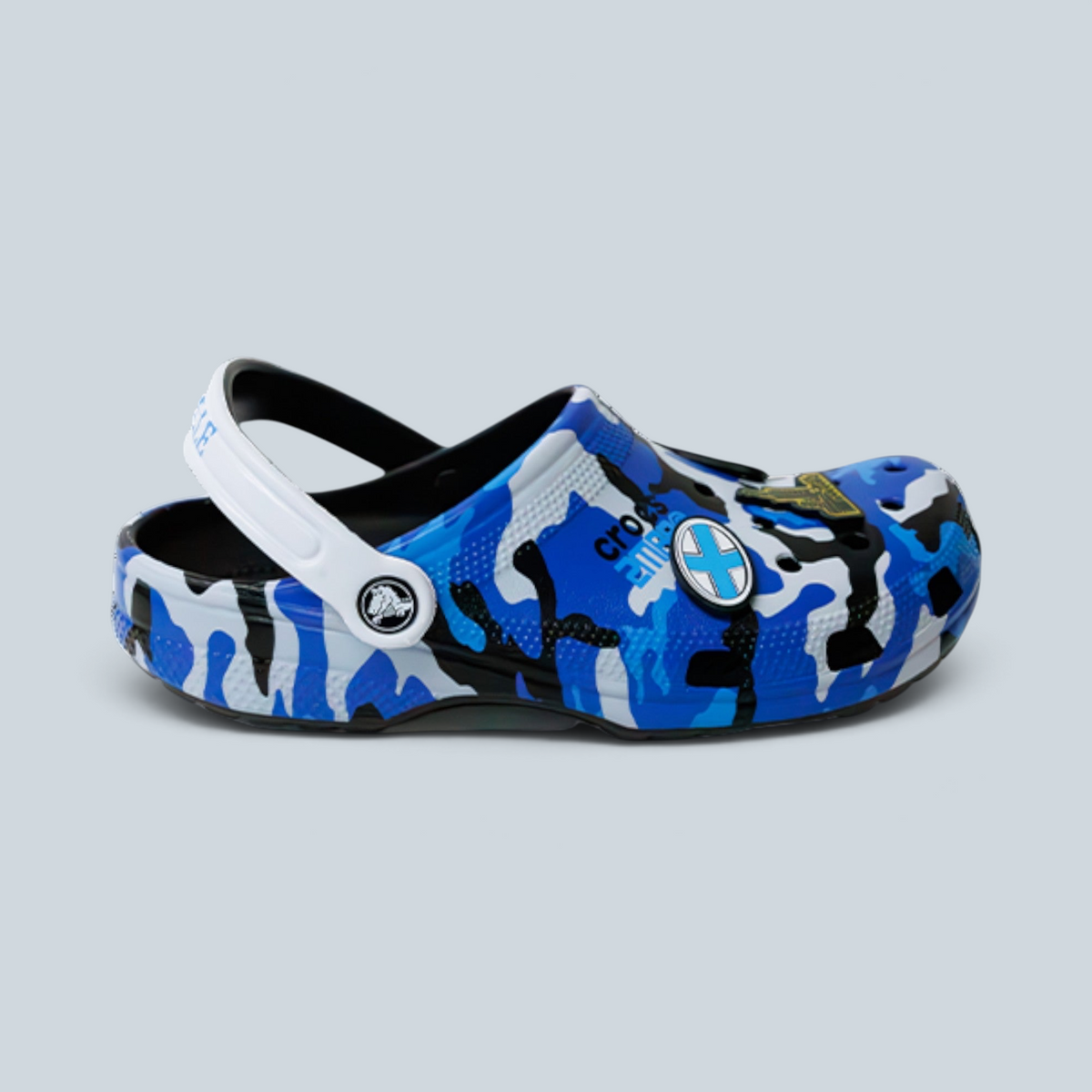 Sabot Saison Classic Clog bleu, noir et blanc avec motif camouflage et Jibbitz personnalisés